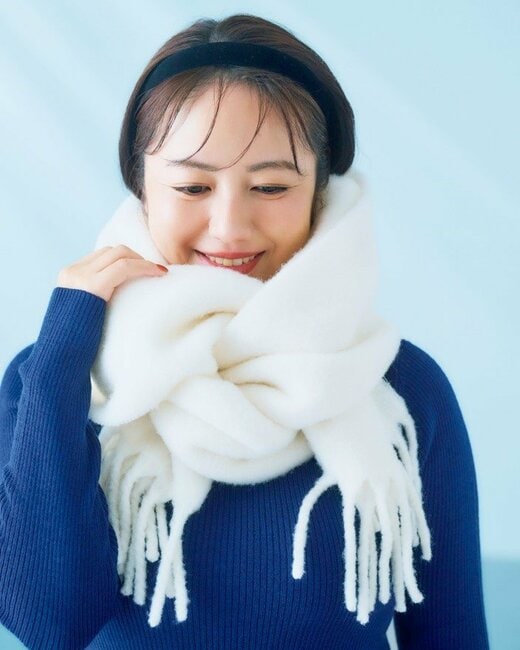 白ストールを巻いて微笑む磯山さやかさん