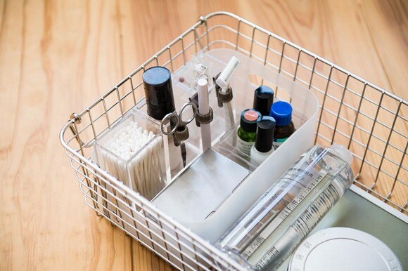 メイク用品はペンスタンド＆ワイヤカゴに