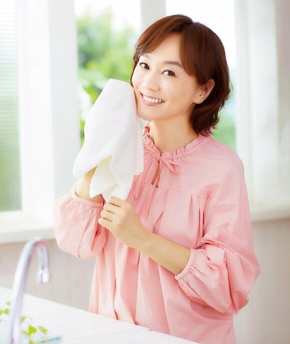 顔をふく女性