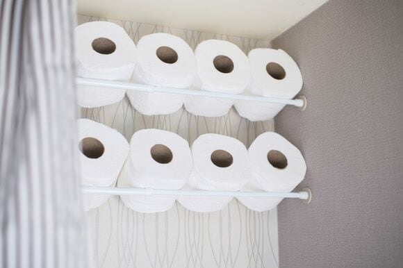 棚がなくても大丈夫！ トイレットペーパーは天井近くに渡した突っぱり棒に収納