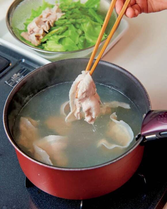 お鍋で豚肉をしゃぶしゃぶ