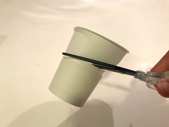 基本の紙コップに重ねたら、ハサミでカット