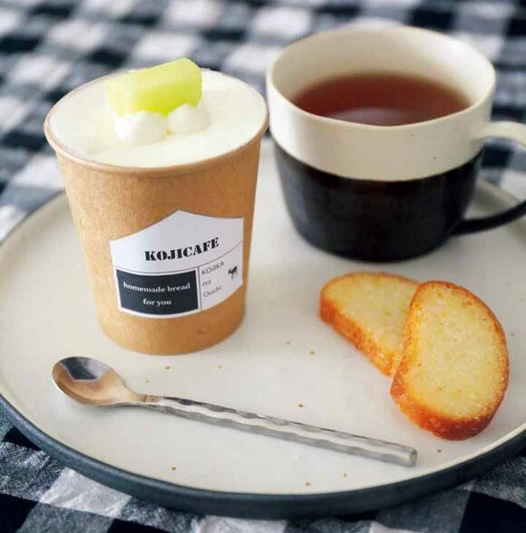 オリジナルラベルをカップケーキにペタリ