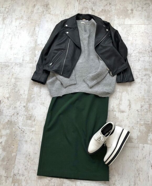 旬色グリーンのタイトスカート