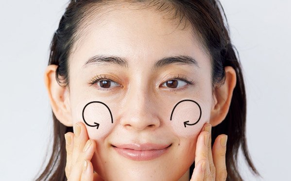 下地を肌になじませる