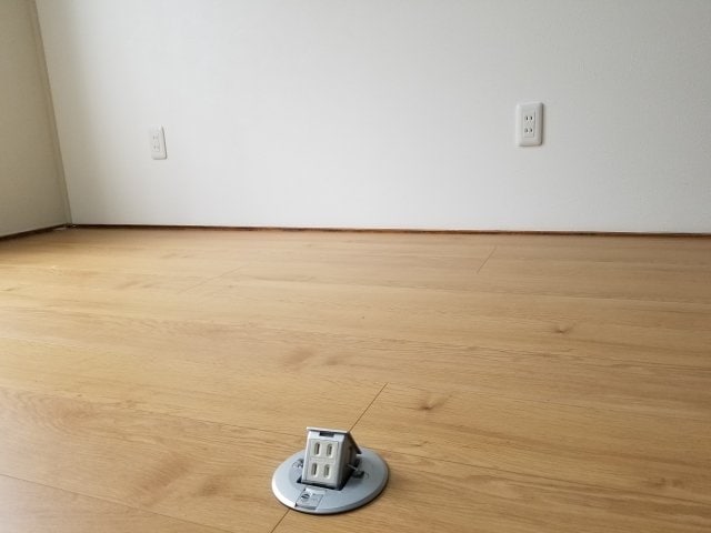 床の隠しコンセント