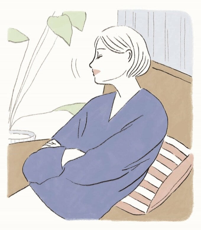 ソファでうたた寝する女性