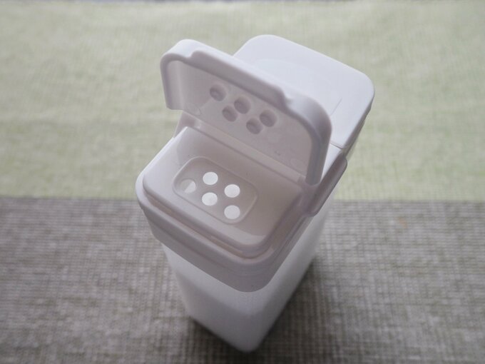 揉んでほぐせる調味料ボトル