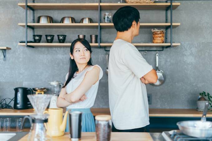 背中合わせ男女