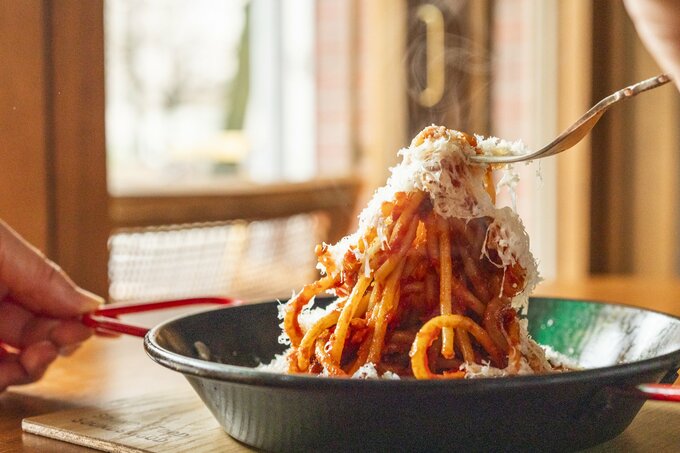 お店の看板メニュー「鉄板ナポリタン」
