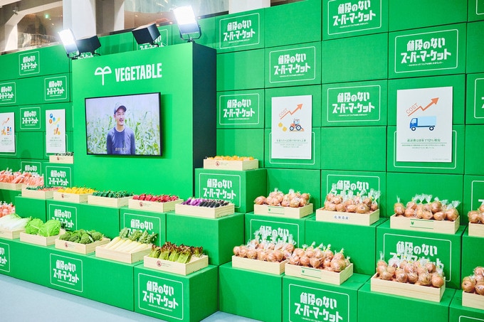 商品の棚の上に食品の作り手の現状を解説するパネルやモニター