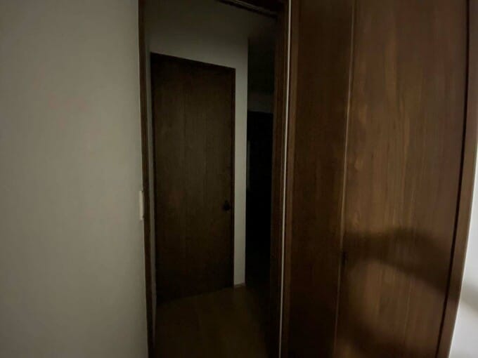 夜の暗いトイレ