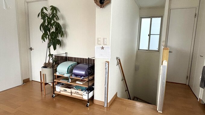 棚を階段横に設置
