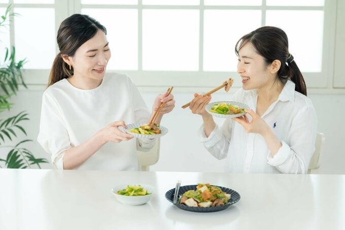 試食をする女性2人