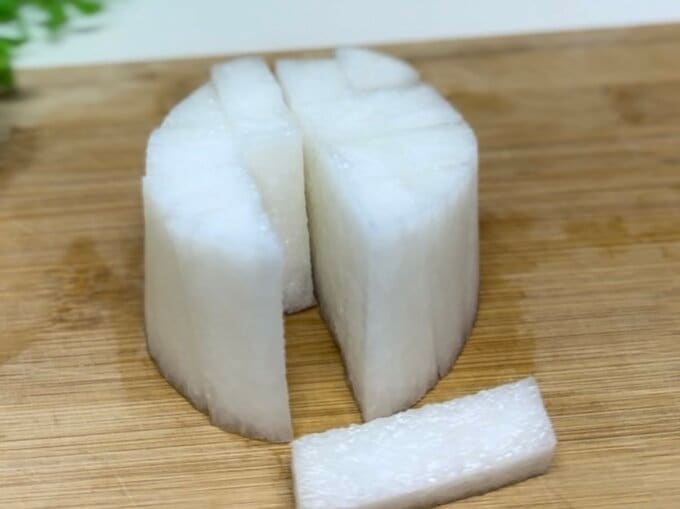 大根をスティック状に切る