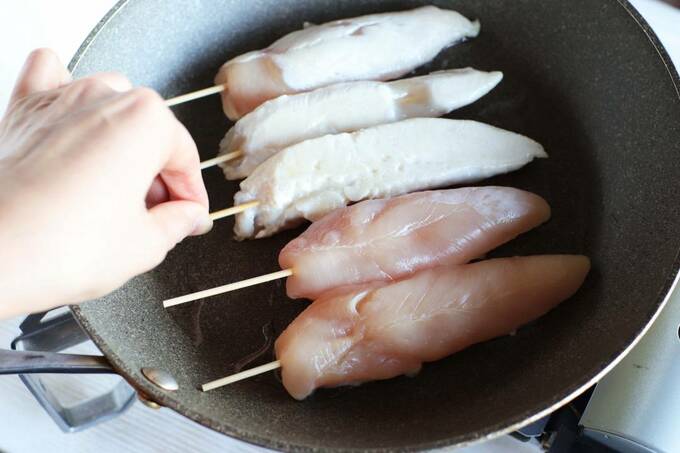 フライパンに鶏ササミ