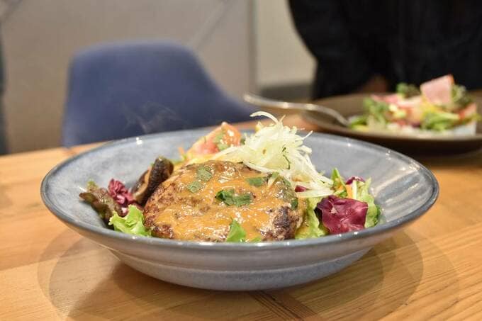 瞬間スモークのハンバーグごはん