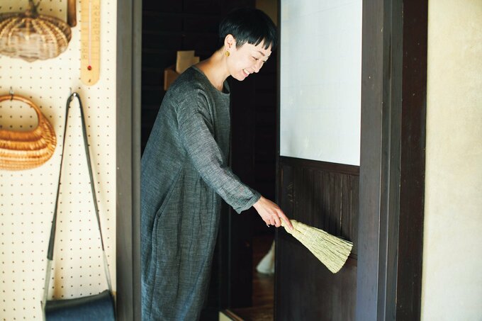 掃除をする美濃羽さん