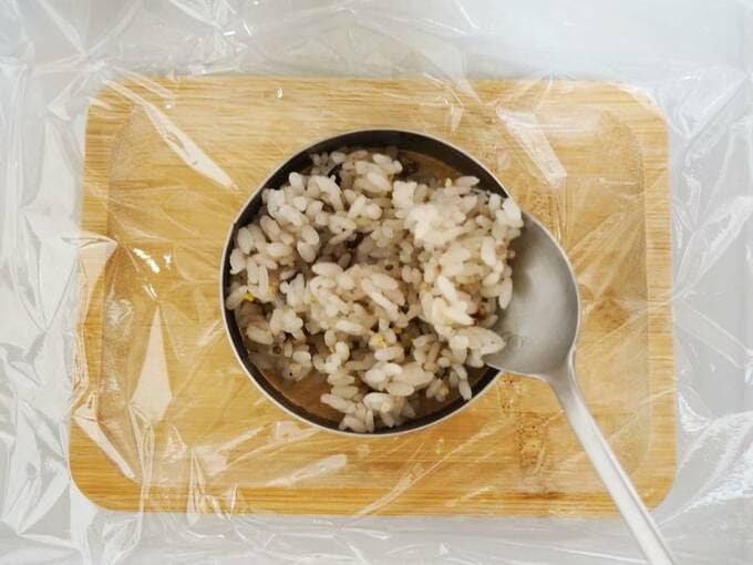 抜型にご飯をつめる