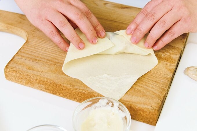 春巻きの左側をたたむ