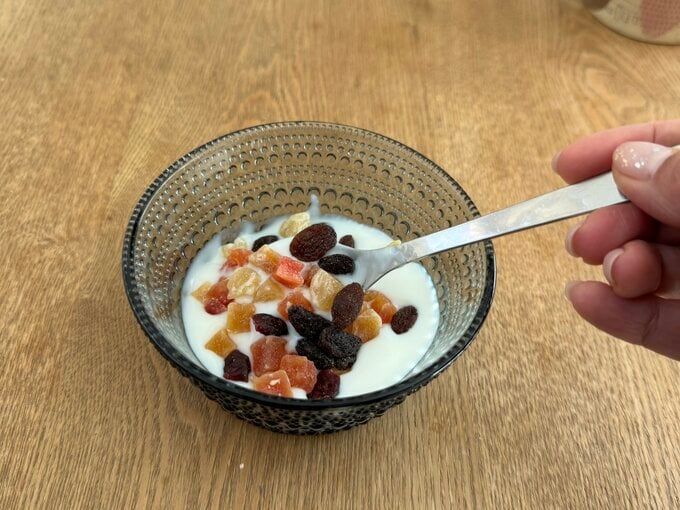 ドライフルーツミックスをヨーグルトにまぜる