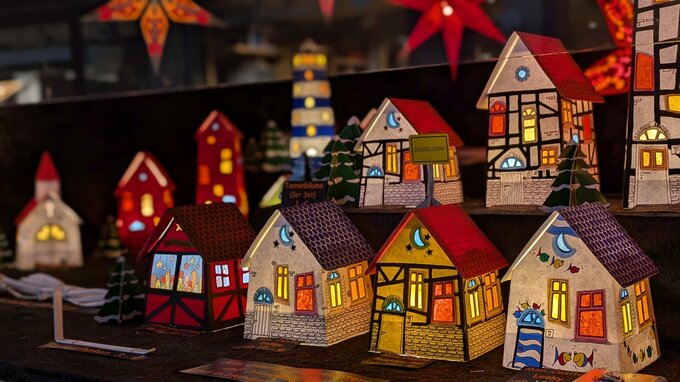 クリスマスマーケットに並ぶ雑貨