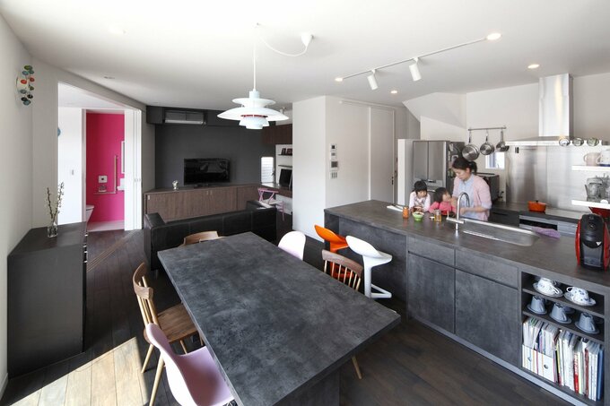 キッチンの横に、2階へ上がる階段がある