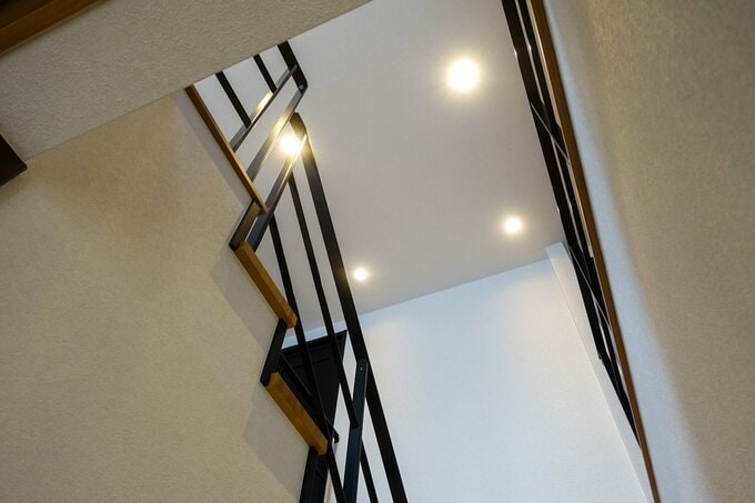 階段ホールのダウンライト