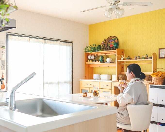 家の中にいる女性