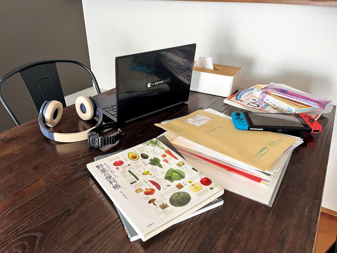 本や小物で散らかった机