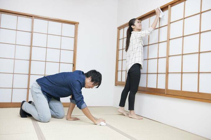 掃除をする男女