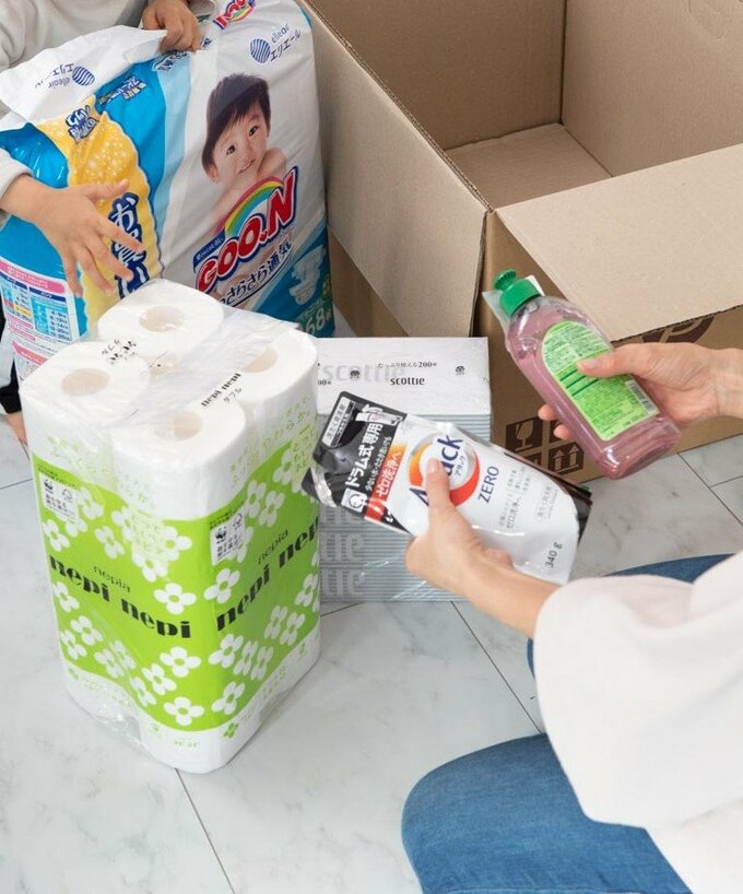 日用品を手に持つ様子
