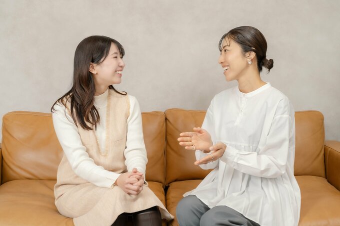 談笑する女性たち