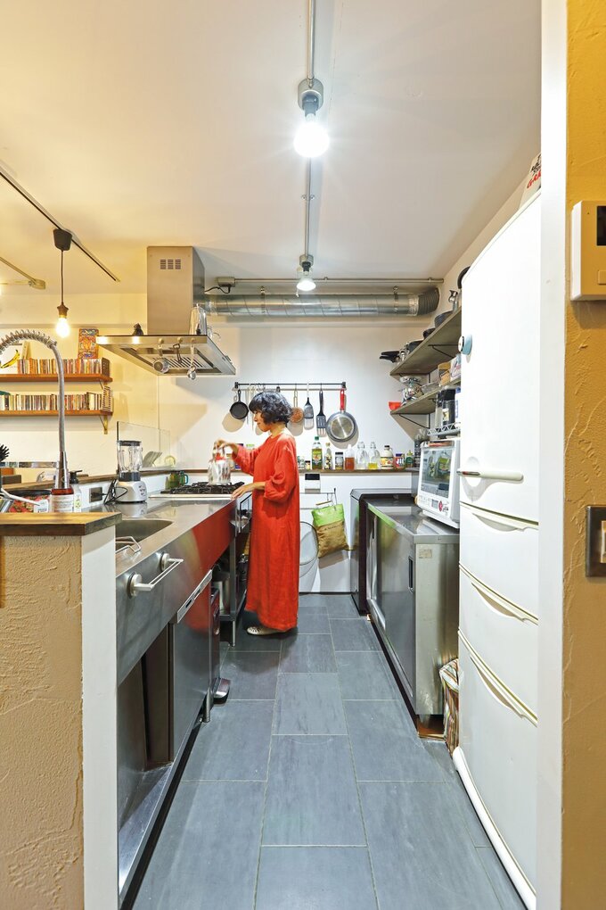 キッチンで作業する妻