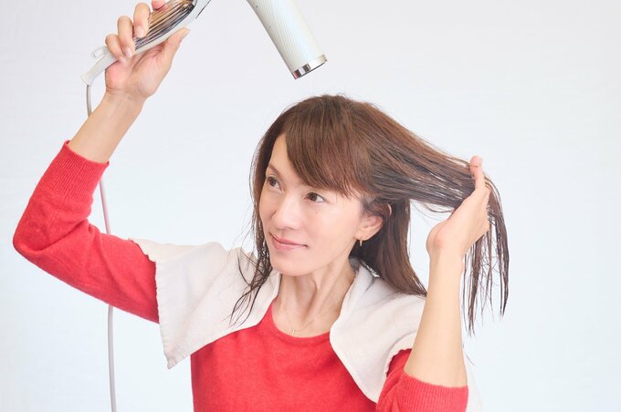 ドライヤーと女性