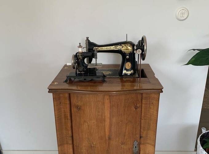 アジアンテイストのチェストの上にミシンを置いた様子