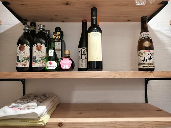 お酒やタオルを収納したパントリー