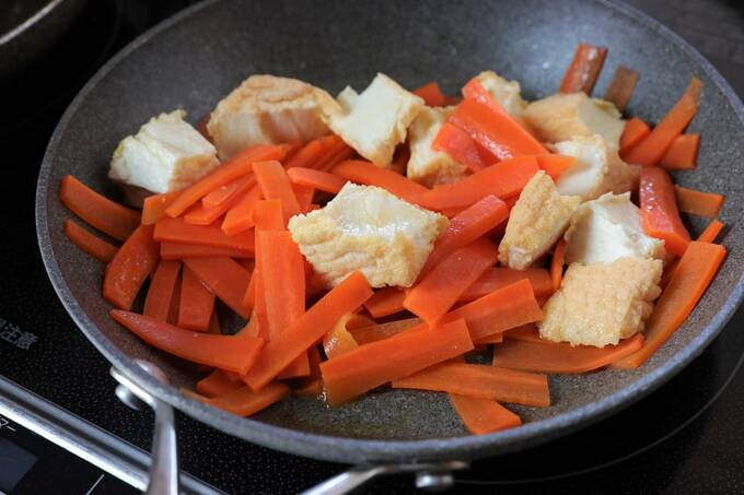 フライパンに厚揚げとニンジン