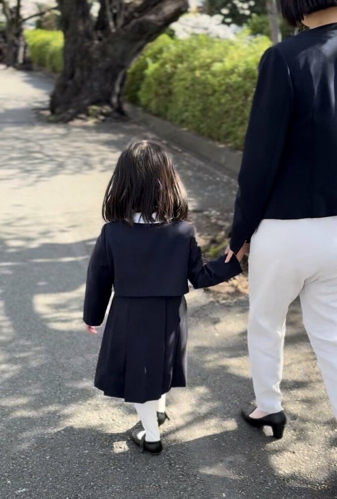 式典服を着た親子