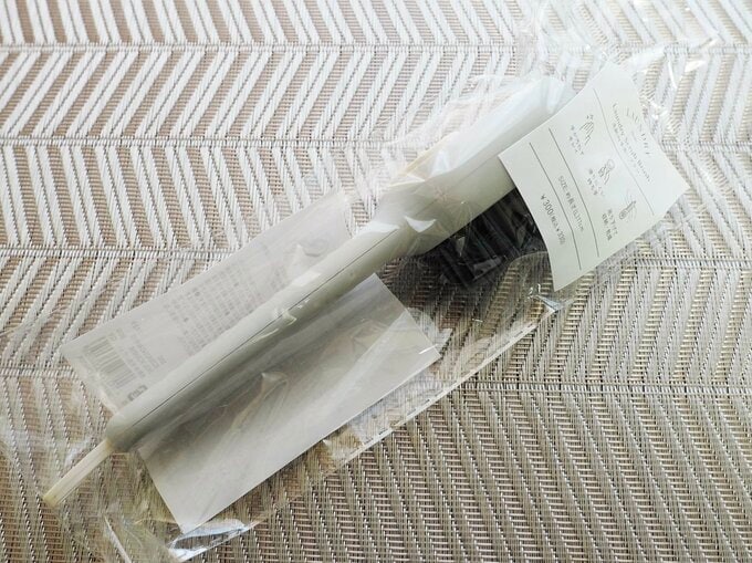 「洗剤IN手洗いブラシ」（330円）カラー：グレー　サイズ（約）：長さ17cm　素材：本体 ポリプロピレン、フタ 熱可塑性エラストマー、ブラシ ナイロン