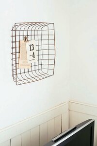 目立つテレビの上に雑貨をディスプレー