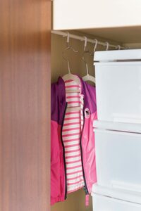 突っぱり棒とフックを使って隙間に上着かけを