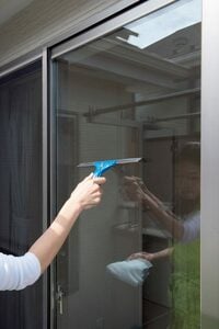 スクイージーで水気をしっかり取る