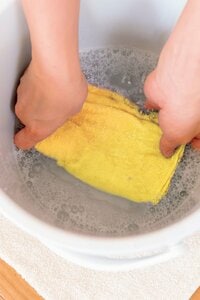 洗剤水に浸したタオルをゆるく絞る