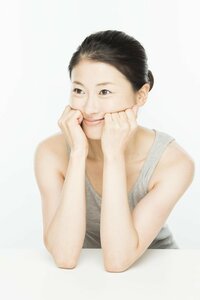point:テーブルや机にひじをついてもOK。しっかりと固定してお肉をリフトアップ