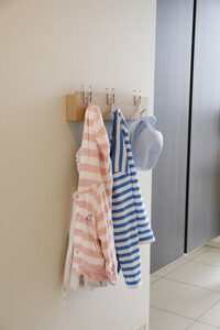 玄関の壁に長押とフックをつけて外出をスムーズに