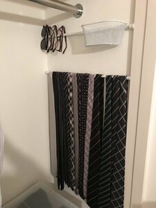 夫のクローゼットのすき間にネクタイや普段使う小物を収納