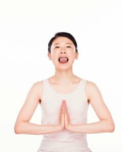 胸の前で手を合わせ、舌を出す2