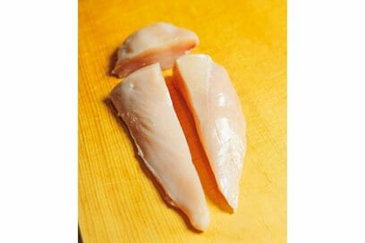 笠原将弘さんに教わる「鶏胸肉」の極め方。選び方や切り方で、しっとり別次元のおいしさに