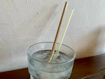 紙ストローよりふやけにくい！しかも食べられる！？「新素材ストロー」をレポ